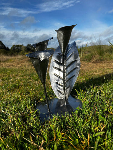 this is a lily sculpture by NZ Blacksmith featuring 3 lilies and a large leaf